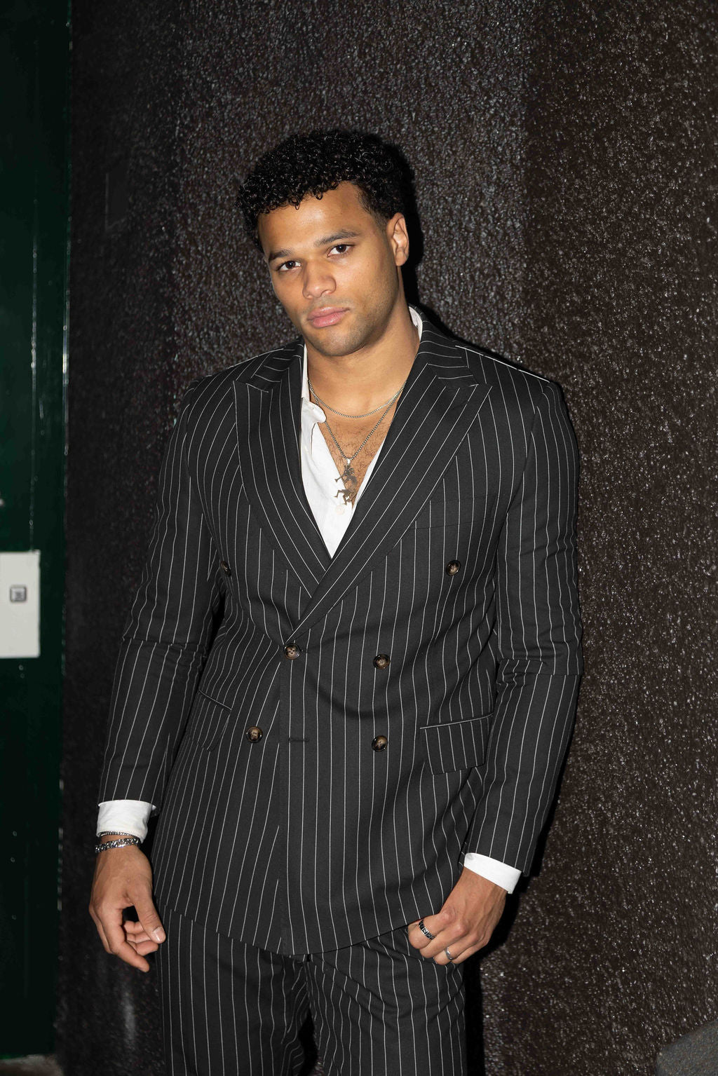 Svartur tvíhnepptur teinóttur jakki