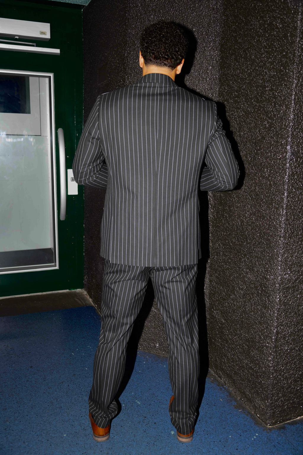 Svartar teinóttar buxur