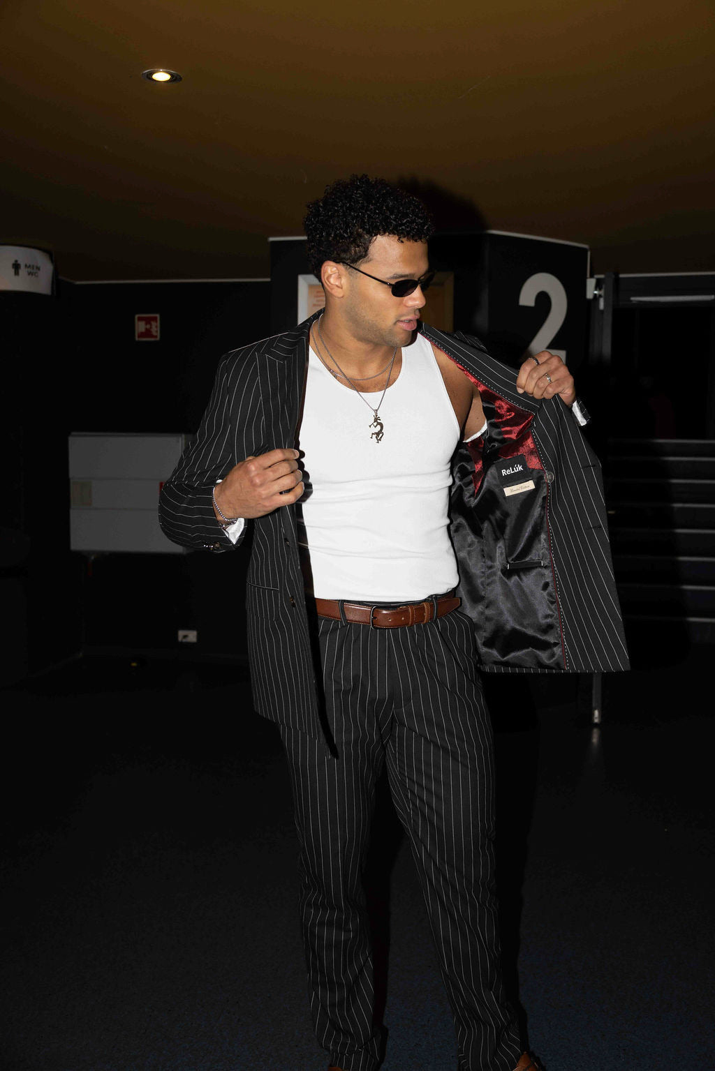 Svartur tvíhnepptur teinóttur jakki