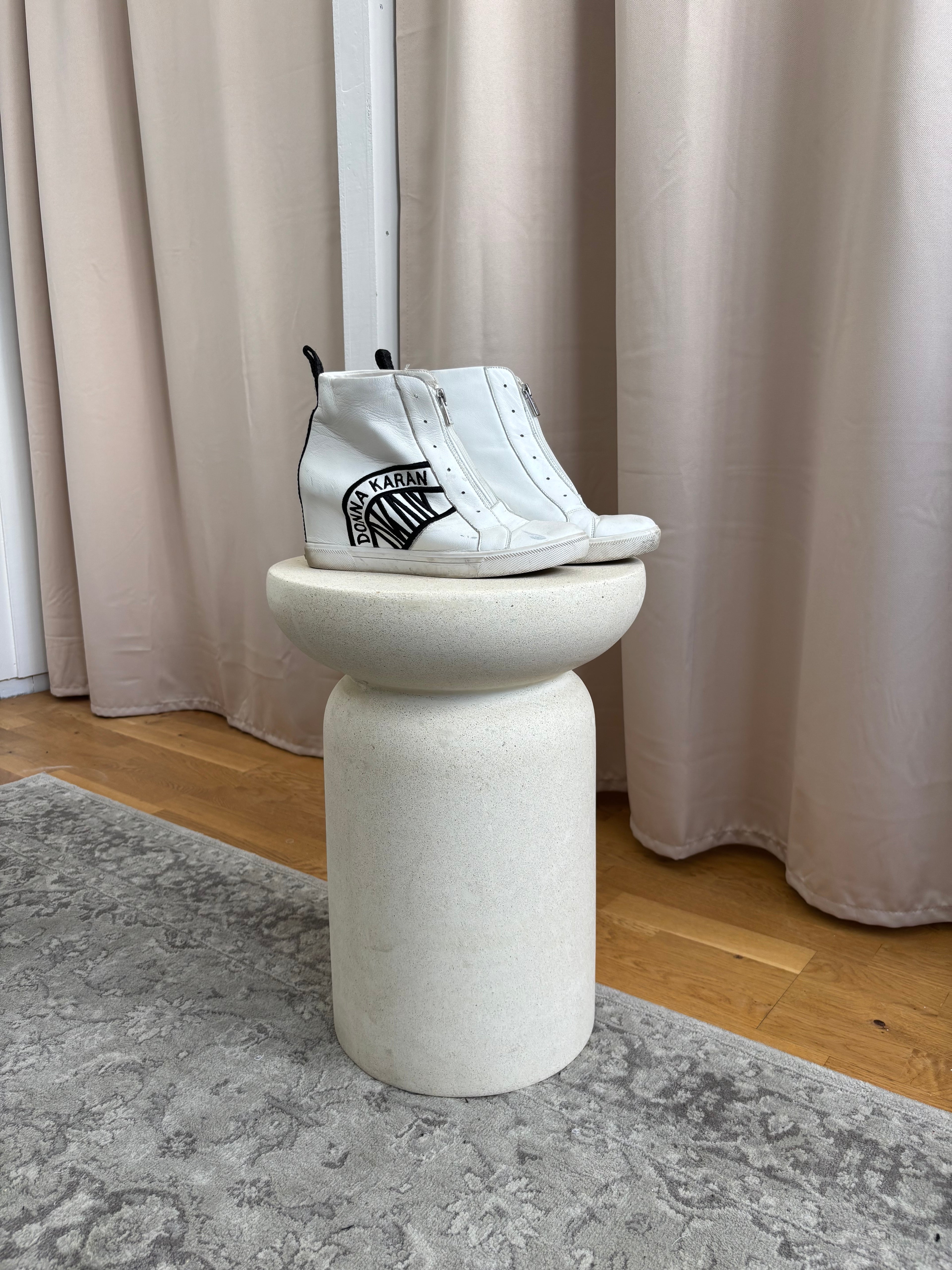DKNY háhælaðir strigaskór