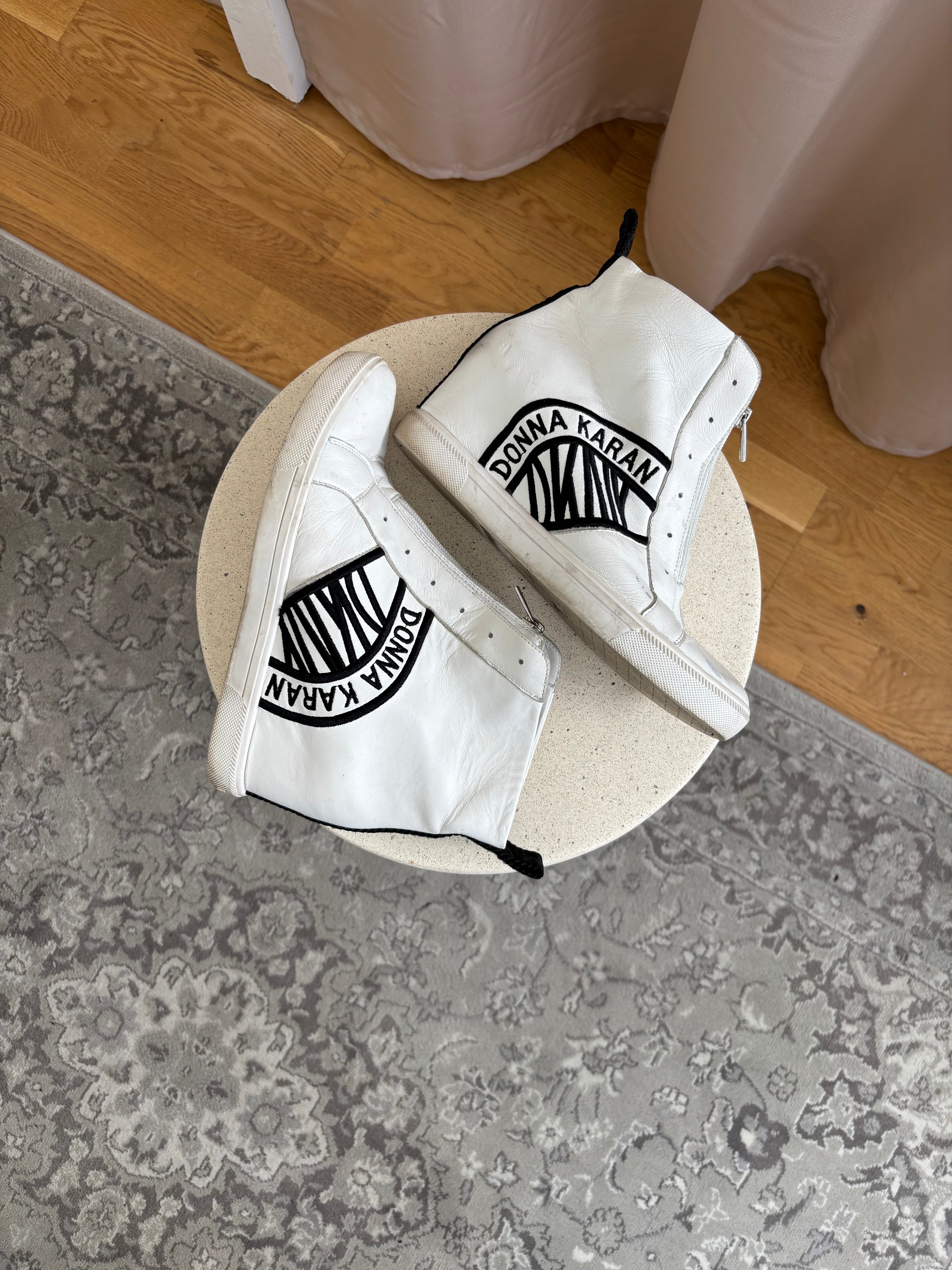 DKNY háhælaðir strigaskór